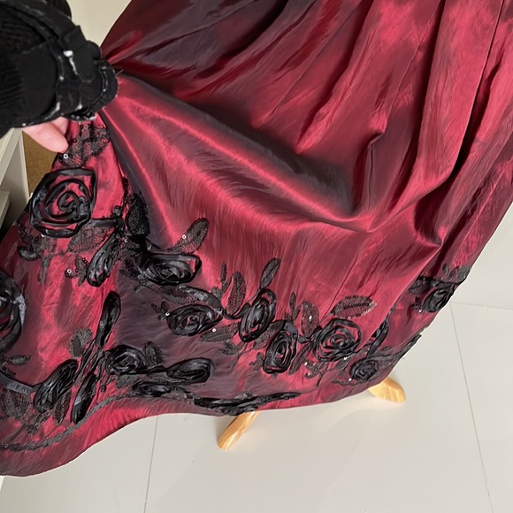 Vintage S.L. Fashions Black & Burgundy Sequined Floral Special Occasion Dress - Picture 4 of 9